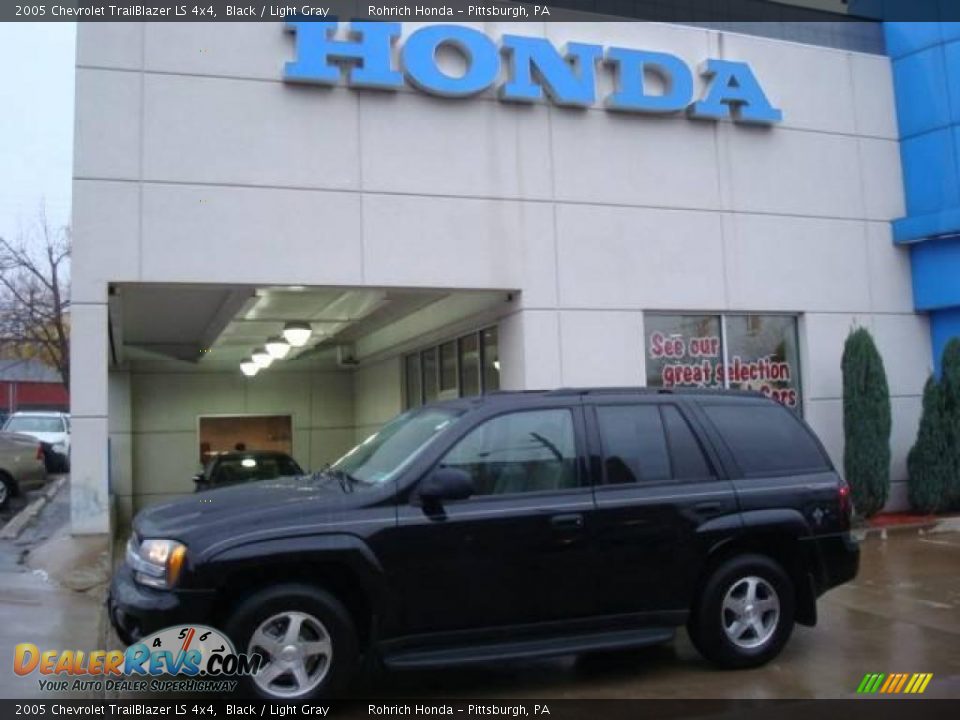 2005 Chevrolet TrailBlazer LS 4x4 Black / Light Gray Photo #1