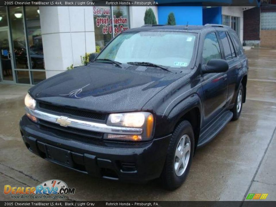 2005 Chevrolet TrailBlazer LS 4x4 Black / Light Gray Photo #8