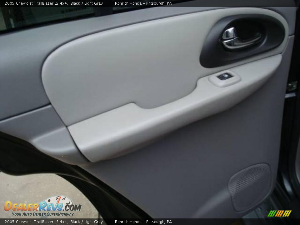 2005 Chevrolet TrailBlazer LS 4x4 Black / Light Gray Photo #13