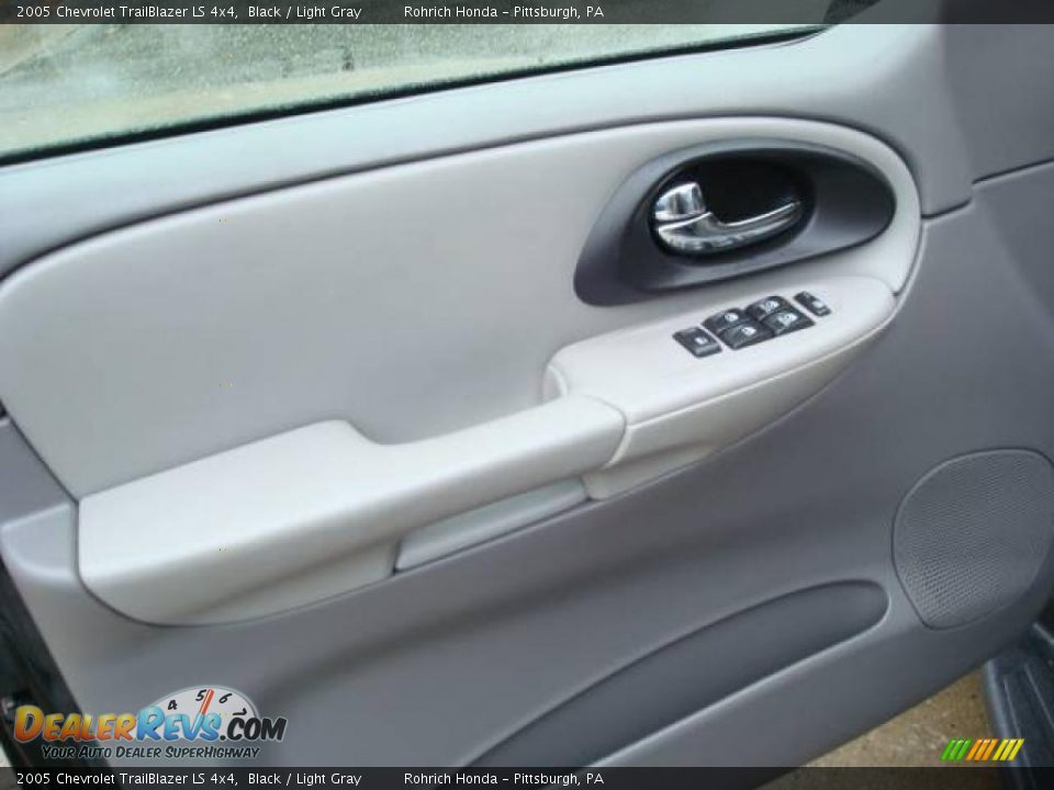 2005 Chevrolet TrailBlazer LS 4x4 Black / Light Gray Photo #14