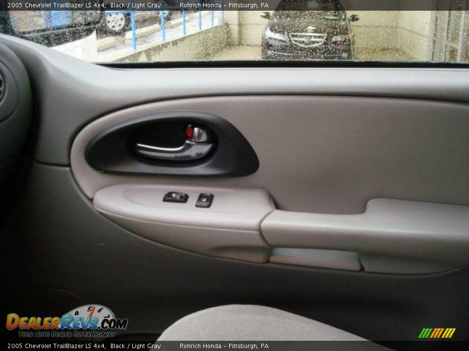 2005 Chevrolet TrailBlazer LS 4x4 Black / Light Gray Photo #17