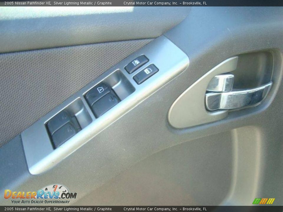 2005 Nissan Pathfinder XE Silver Lightning Metallic / Graphite Photo #17