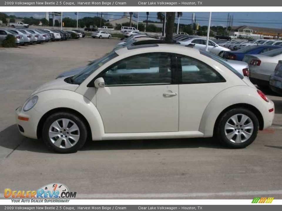 2009 Volkswagen New Beetle 2.5 Coupe Harvest Moon Beige / Cream Photo #2