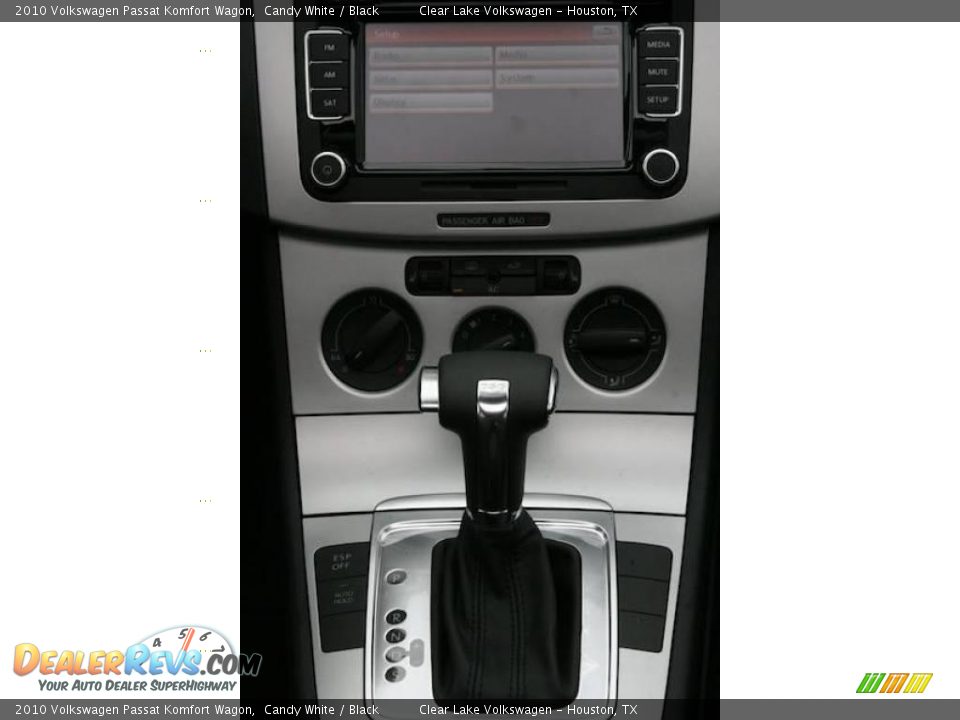 2010 Volkswagen Passat Komfort Wagon Candy White / Black Photo #17
