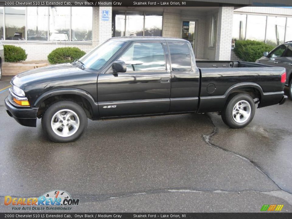 2000 Chevrolet S10 LS Extended Cab Onyx Black / Medium Gray Photo #1