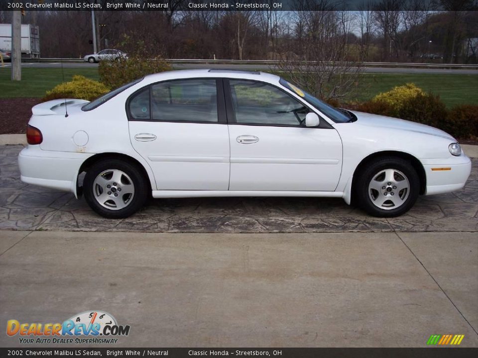 2002 Chevrolet Malibu LS Sedan Bright White / Neutral Photo #4
