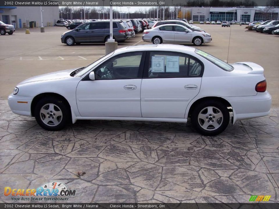2002 Chevrolet Malibu LS Sedan Bright White / Neutral Photo #5