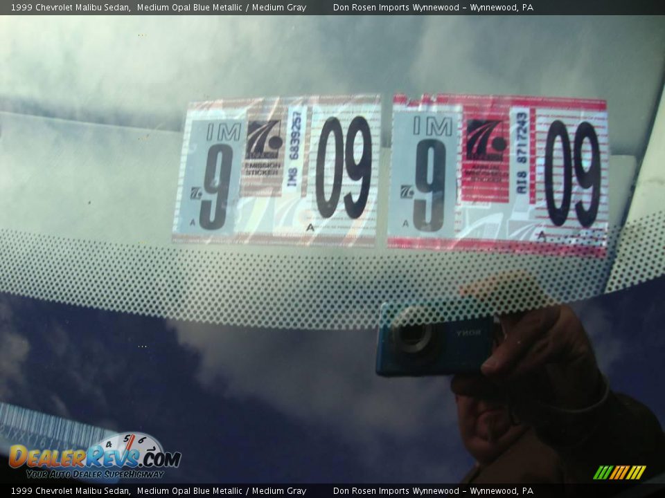 1999 Chevrolet Malibu Sedan Medium Opal Blue Metallic / Medium Gray Photo #32