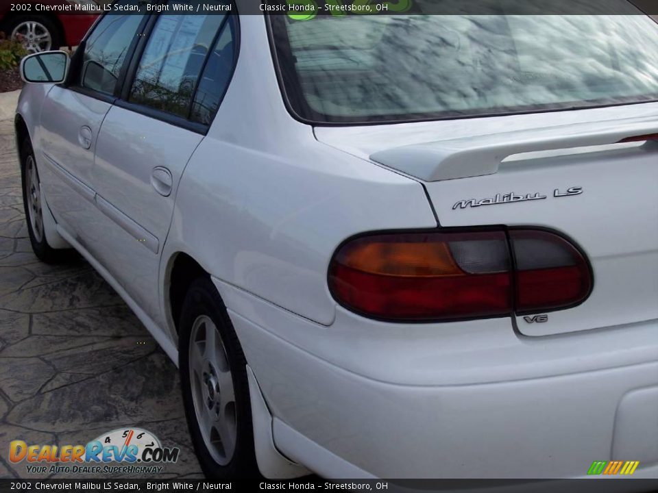 2002 Chevrolet Malibu LS Sedan Bright White / Neutral Photo #8