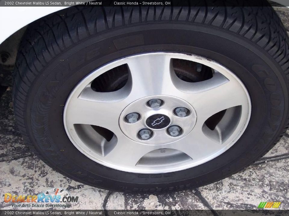 2002 Chevrolet Malibu LS Sedan Bright White / Neutral Photo #10