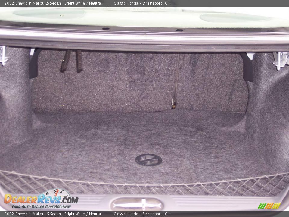 2002 Chevrolet Malibu LS Sedan Bright White / Neutral Photo #11