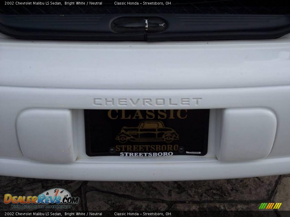 2002 Chevrolet Malibu LS Sedan Bright White / Neutral Photo #12