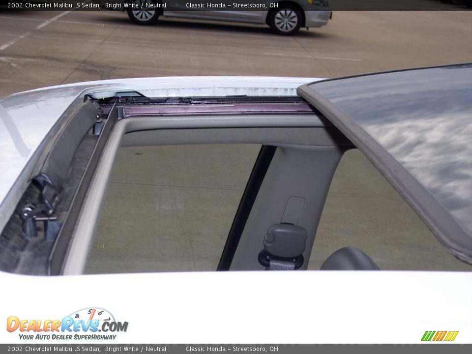 2002 Chevrolet Malibu LS Sedan Bright White / Neutral Photo #13