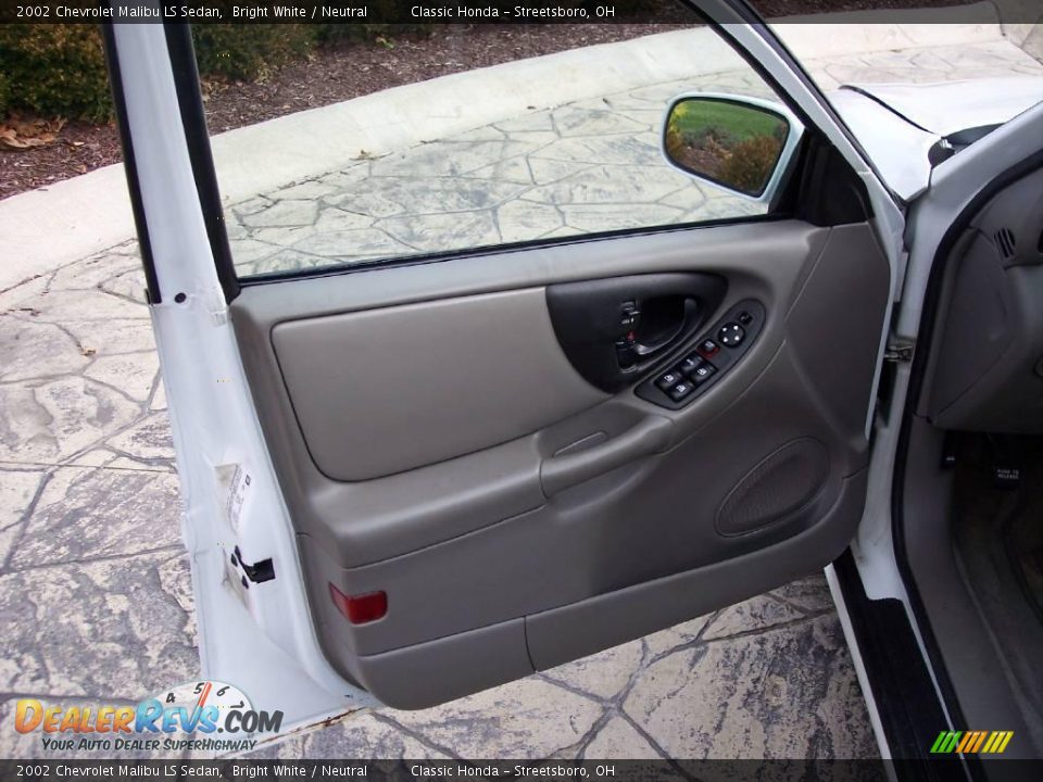 2002 Chevrolet Malibu LS Sedan Bright White / Neutral Photo #14