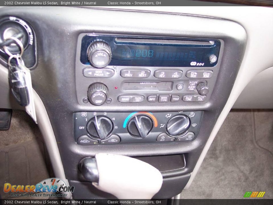 2002 Chevrolet Malibu LS Sedan Bright White / Neutral Photo #19