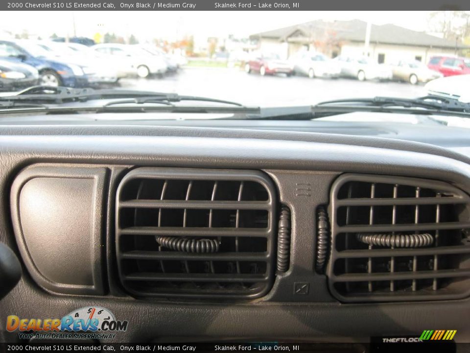 2000 Chevrolet S10 LS Extended Cab Onyx Black / Medium Gray Photo #27