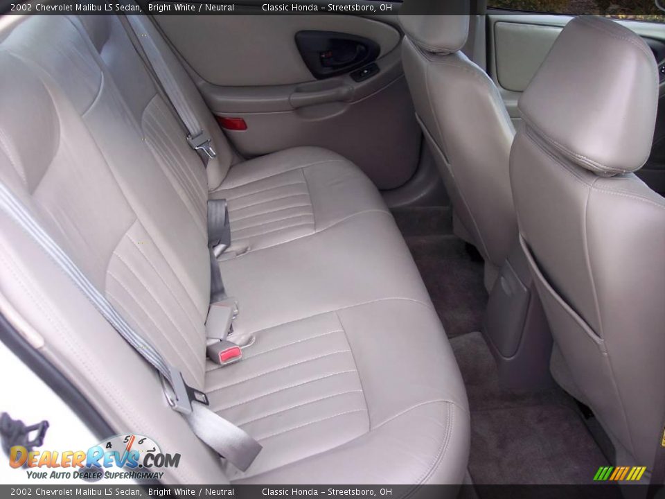 2002 Chevrolet Malibu LS Sedan Bright White / Neutral Photo #23