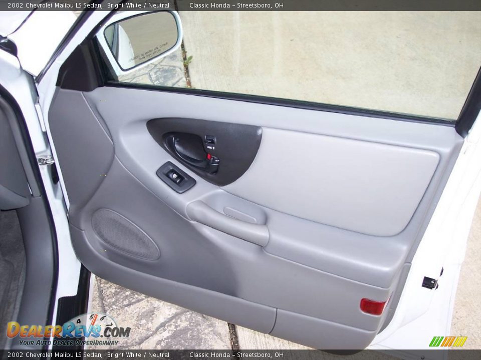 2002 Chevrolet Malibu LS Sedan Bright White / Neutral Photo #24