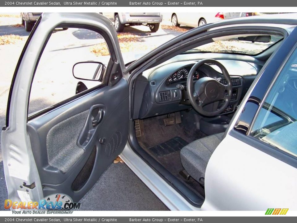 2004 Chevrolet Cavalier Sedan Ultra Silver Metallic / Graphite Photo #11