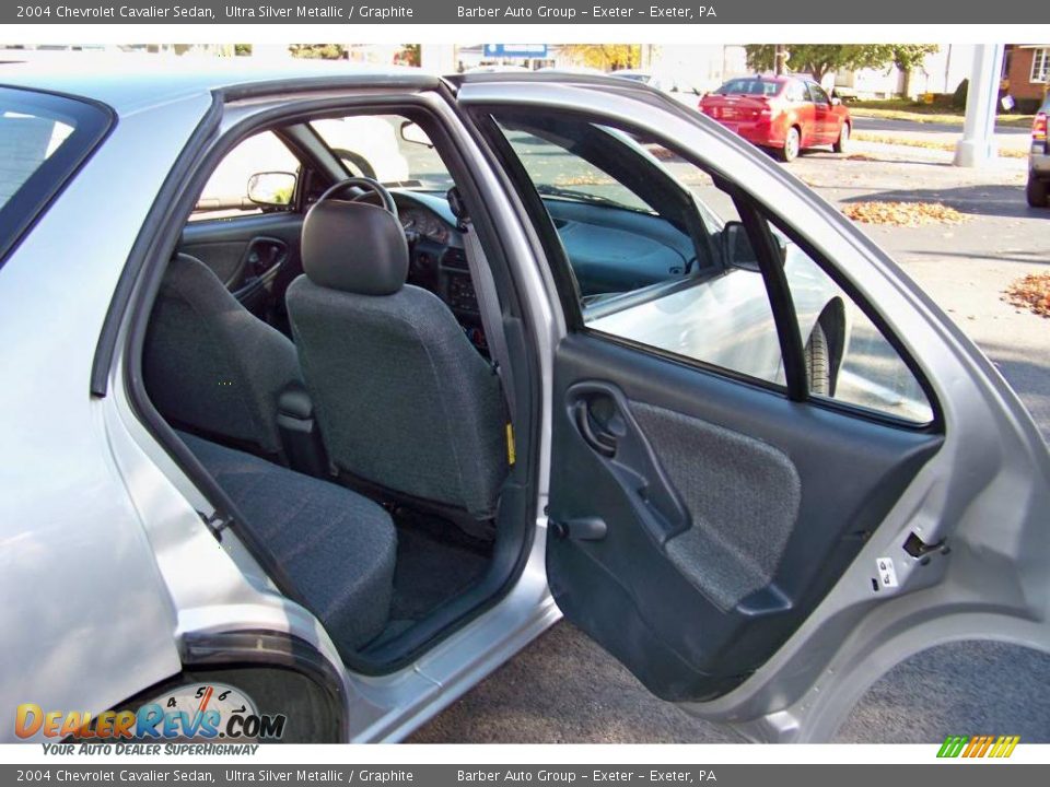 2004 Chevrolet Cavalier Sedan Ultra Silver Metallic / Graphite Photo #16