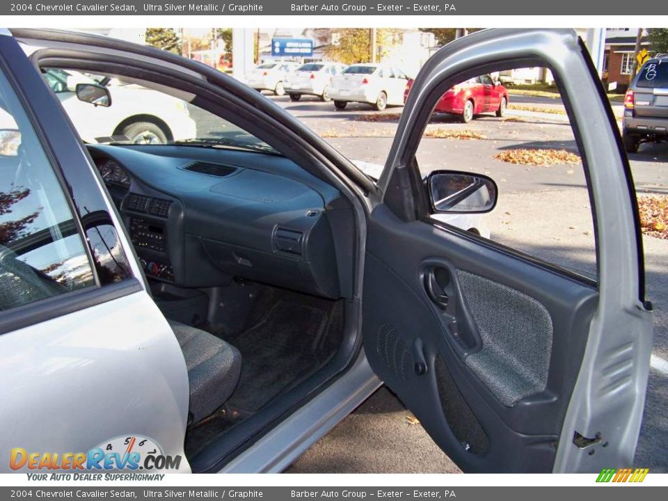 2004 Chevrolet Cavalier Sedan Ultra Silver Metallic / Graphite Photo #18