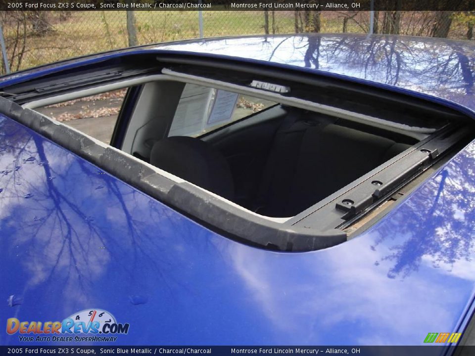 2005 Ford Focus ZX3 S Coupe Sonic Blue Metallic / Charcoal/Charcoal Photo #10