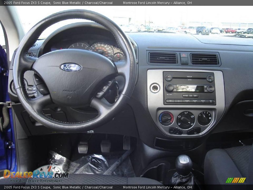 2005 Ford Focus ZX3 S Coupe Sonic Blue Metallic / Charcoal/Charcoal Photo #17