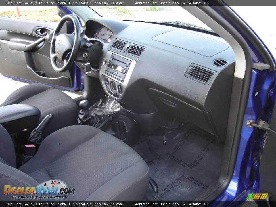 2005 Ford Focus ZX3 S Coupe Sonic Blue Metallic / Charcoal/Charcoal Photo #19