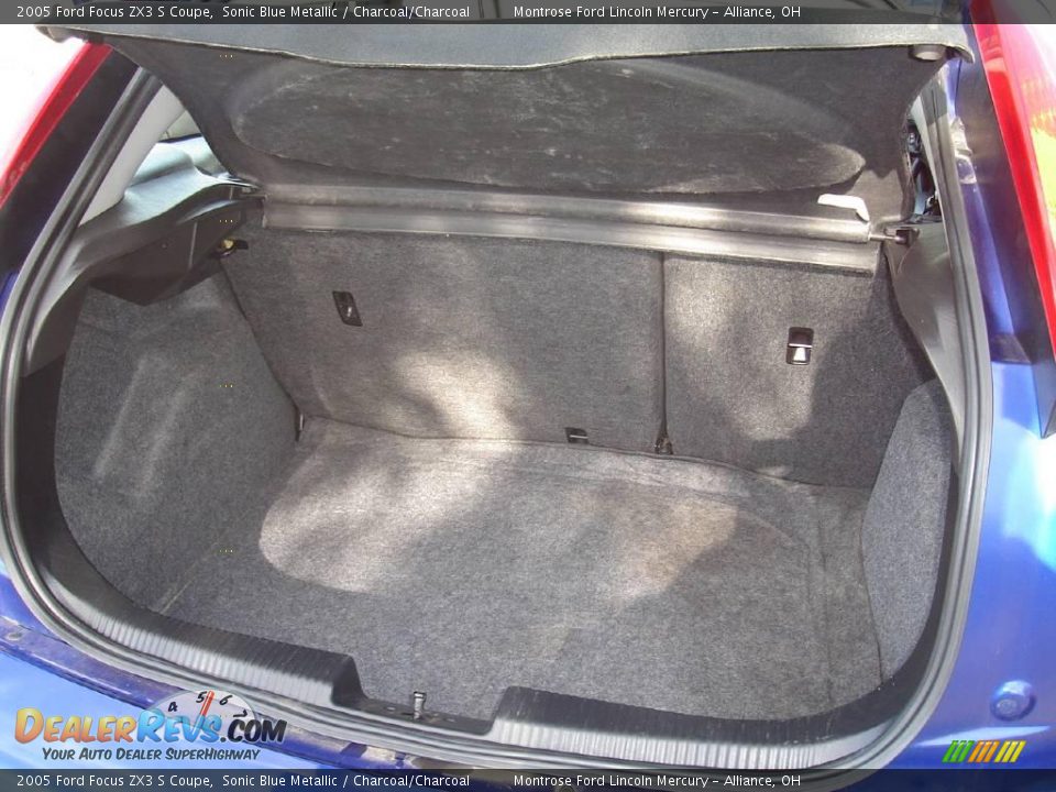 2005 Ford Focus ZX3 S Coupe Sonic Blue Metallic / Charcoal/Charcoal Photo #29