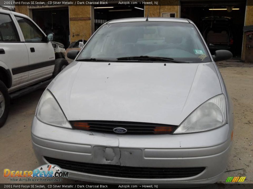 2001 Ford Focus SE Sedan CD Silver Metallic / Dark Charcoal Black Photo #2