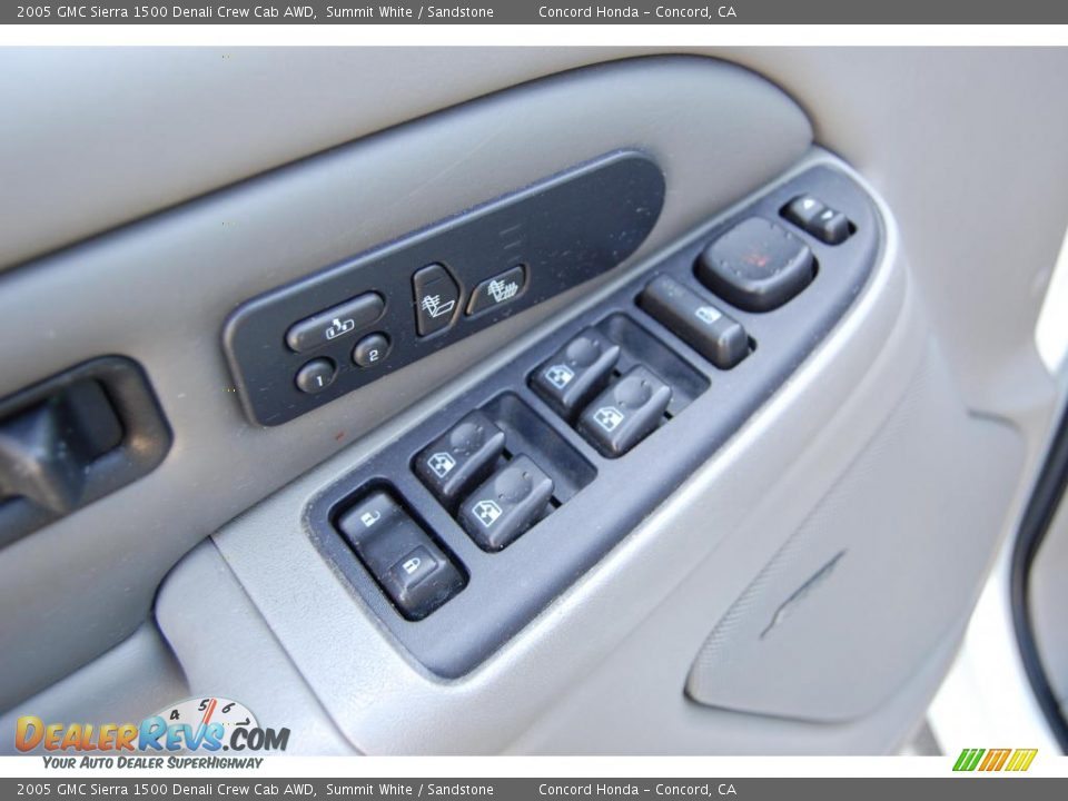 2005 GMC Sierra 1500 Denali Crew Cab AWD Summit White / Sandstone Photo #17