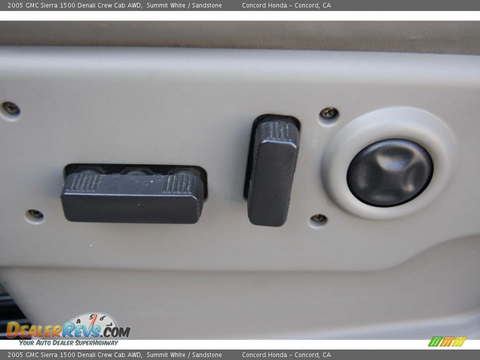 2005 GMC Sierra 1500 Denali Crew Cab AWD Summit White / Sandstone Photo #18