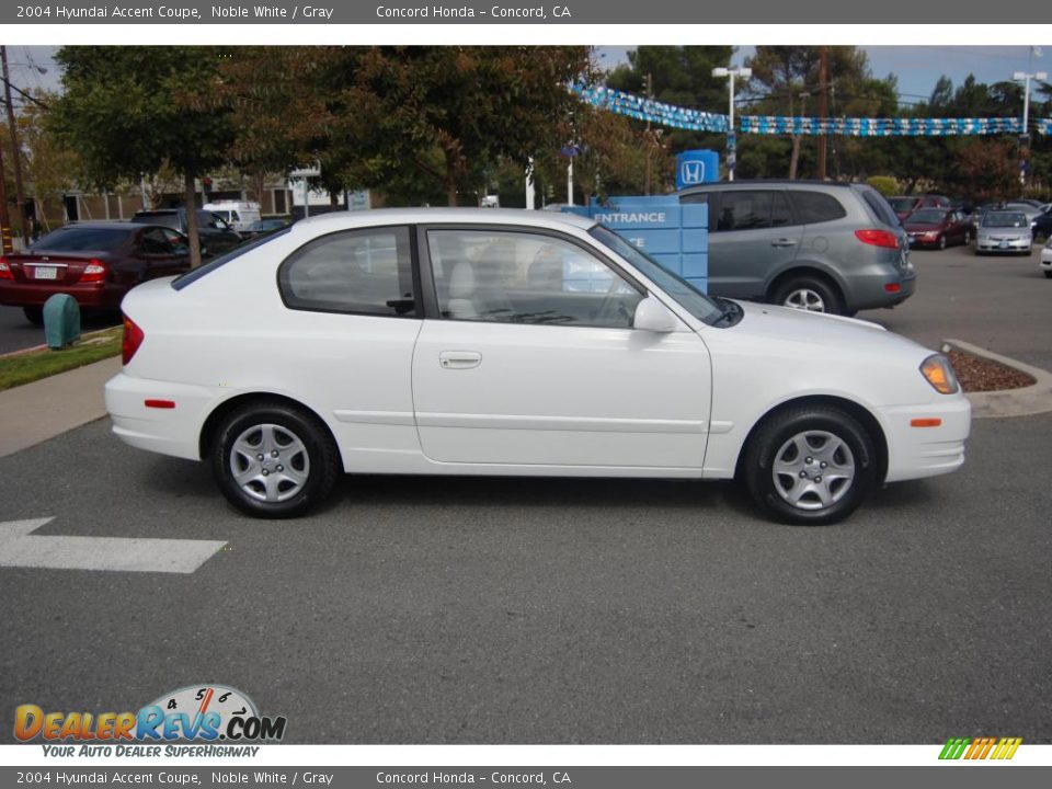 2004 Hyundai Accent Coupe Noble White / Gray Photo #2