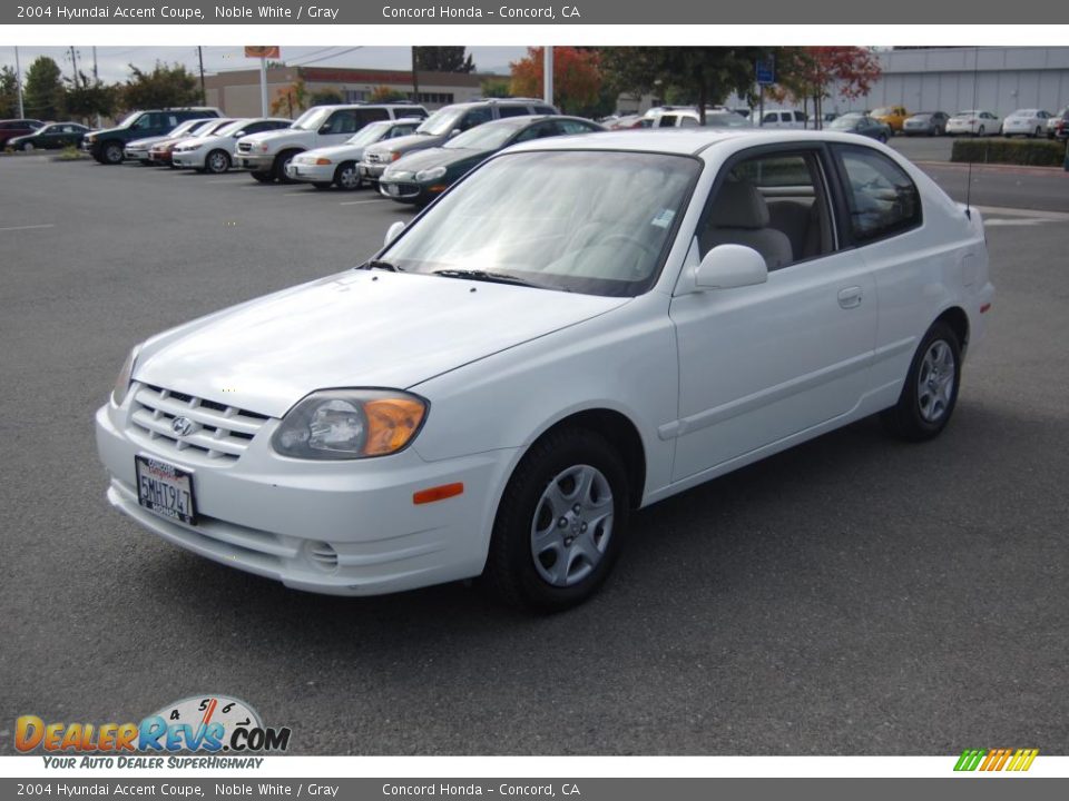 2004 Hyundai Accent Coupe Noble White / Gray Photo #7