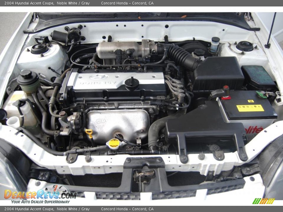 2004 Hyundai Accent Coupe Noble White / Gray Photo #9
