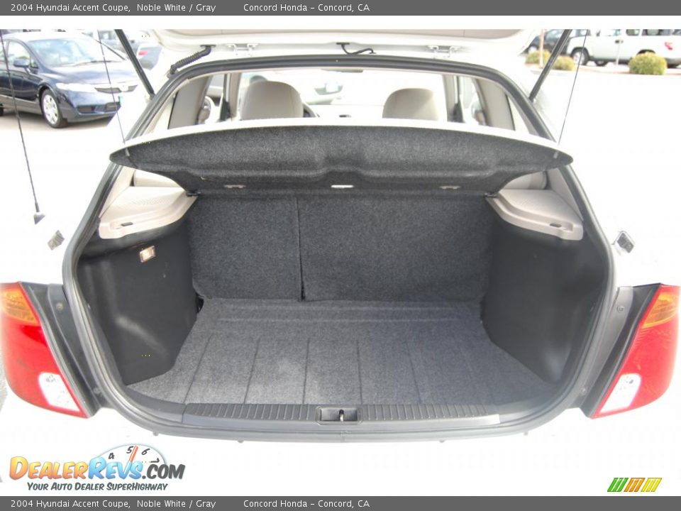 2004 Hyundai Accent Coupe Noble White / Gray Photo #10