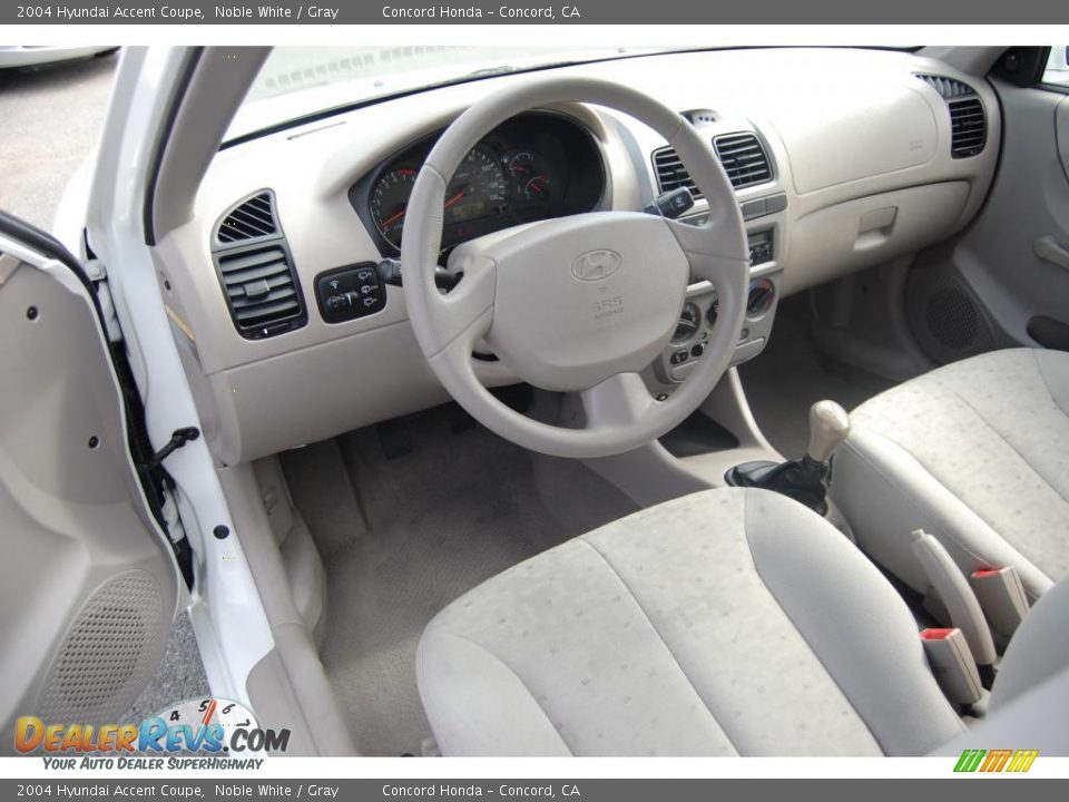 2004 Hyundai Accent Coupe Noble White / Gray Photo #12