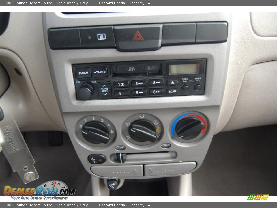 2004 Hyundai Accent Coupe Noble White / Gray Photo #13