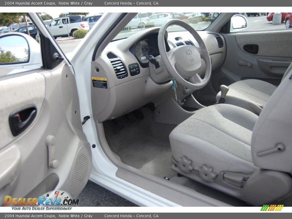 2004 Hyundai Accent Coupe Noble White / Gray Photo #16