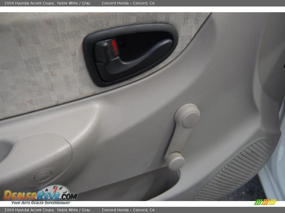 2004 Hyundai Accent Coupe Noble White / Gray Photo #17