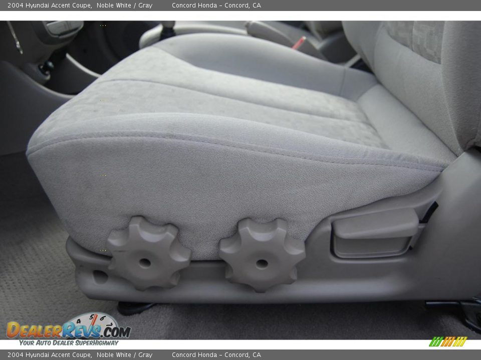 2004 Hyundai Accent Coupe Noble White / Gray Photo #18