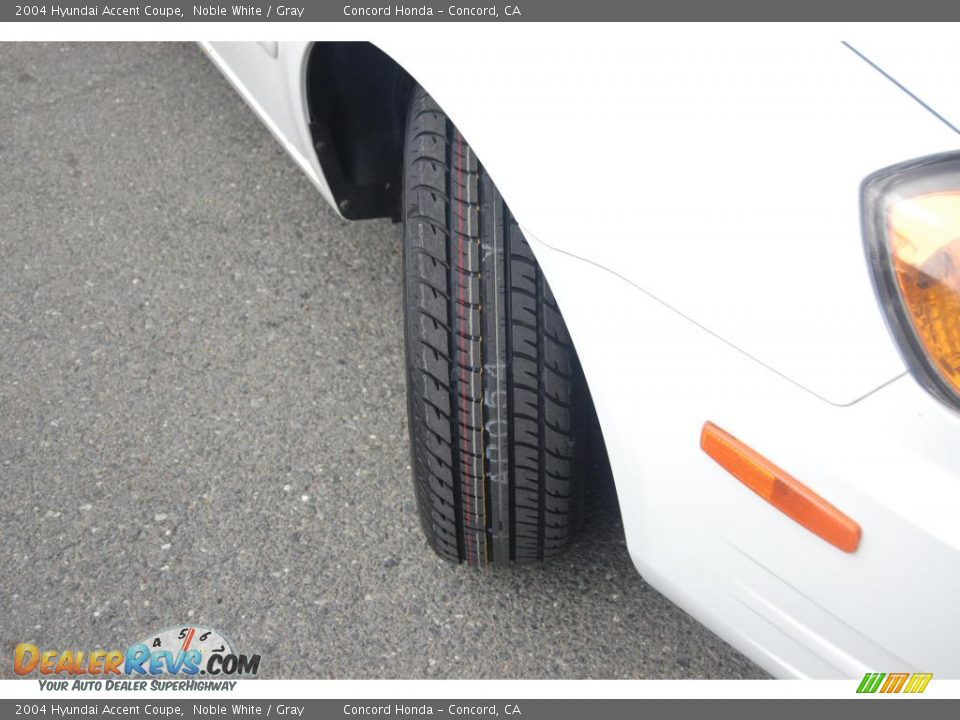2004 Hyundai Accent Coupe Noble White / Gray Photo #24