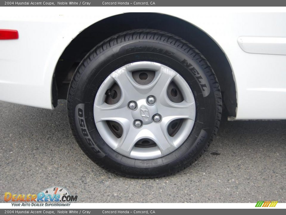 2004 Hyundai Accent Coupe Noble White / Gray Photo #25