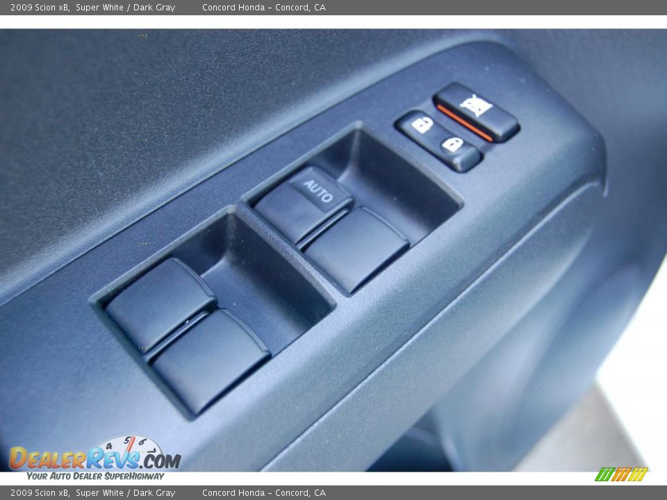 2009 Scion xB Super White / Dark Gray Photo #17