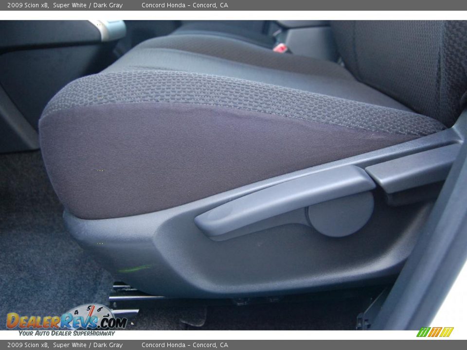 2009 Scion xB Super White / Dark Gray Photo #18