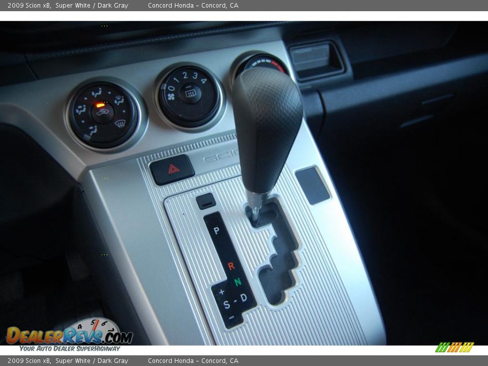 2009 Scion xB Super White / Dark Gray Photo #20