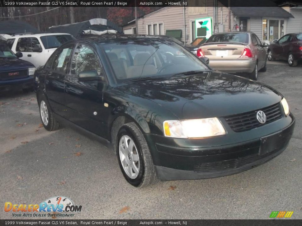 1999 Volkswagen Passat GLS V6 Sedan Royal Green Pearl / Beige Photo #4