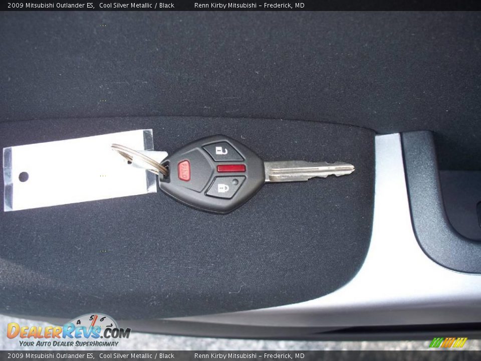 2009 Mitsubishi Outlander ES Cool Silver Metallic / Black Photo #5