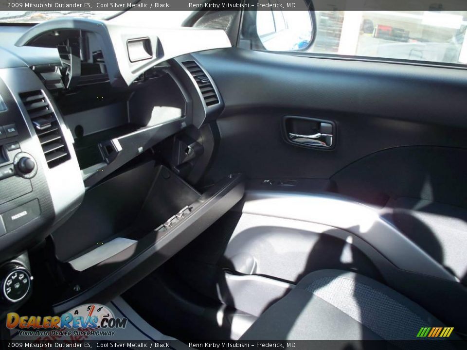 2009 Mitsubishi Outlander ES Cool Silver Metallic / Black Photo #17
