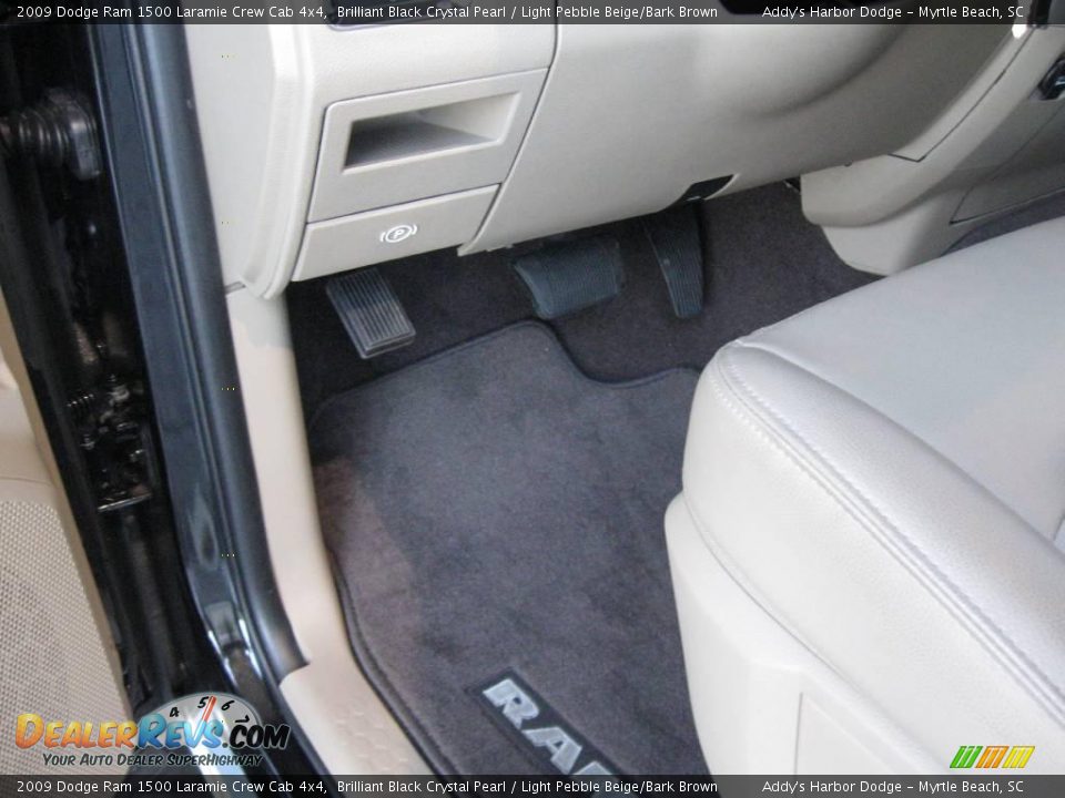 2009 Dodge Ram 1500 Laramie Crew Cab 4x4 Brilliant Black Crystal Pearl / Light Pebble Beige/Bark Brown Photo #13